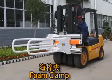 900kg 1000kg Kapasitas Foam Clamp Forklift Attachments Self Sliding Struktur Sliding